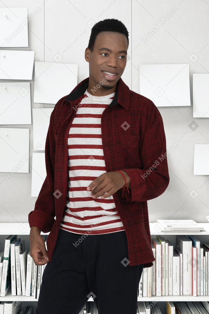 A man standing in front of a book shelf