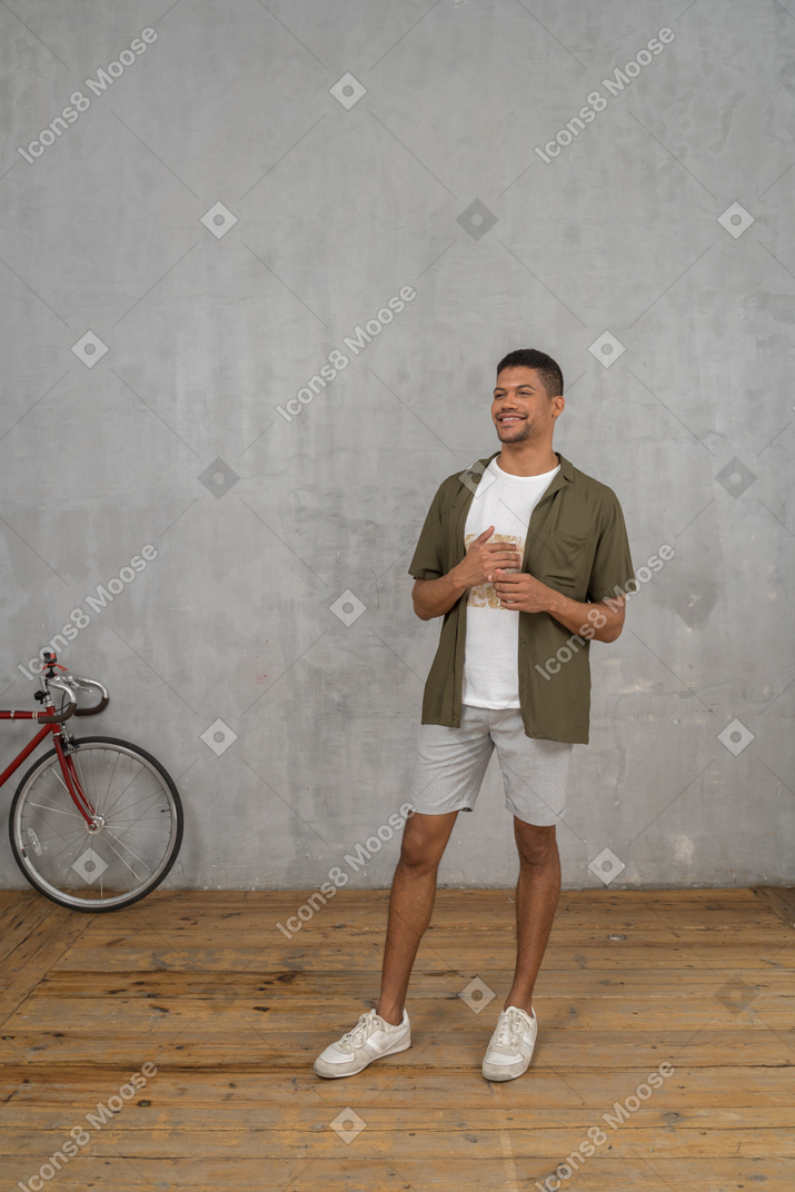 Lächelnder mann in freizeitkleidung