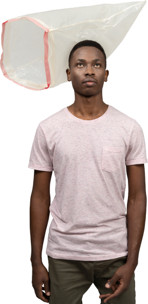 Porträt eines jungen mannes mit einer plastiktüte, die in seiner nähe fliegt