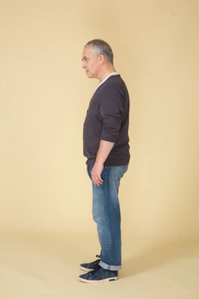 Hombre en ropa casual posando