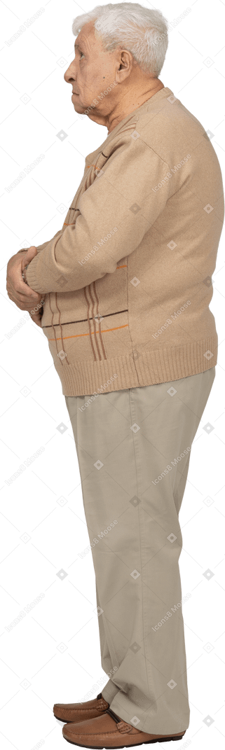 Vista lateral de un anciano con ropa informal mirando hacia arriba