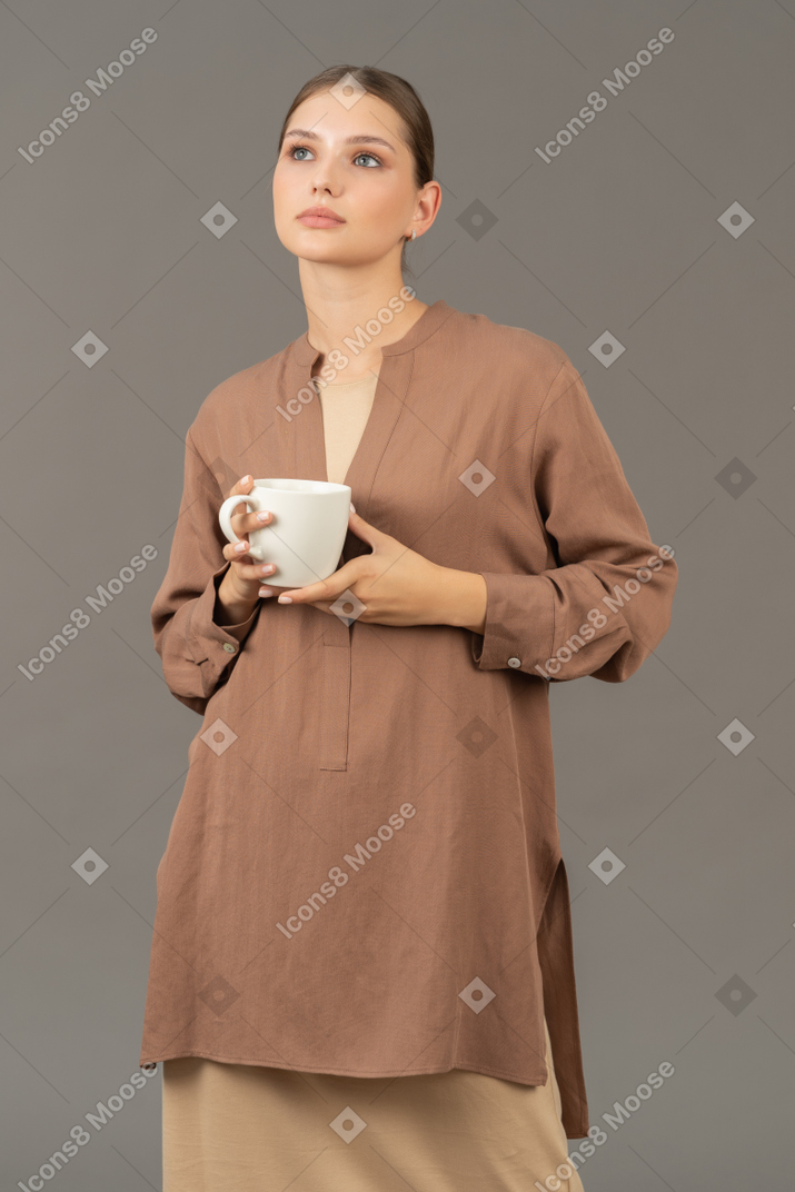 커피 컵으로 생각하는 여자
