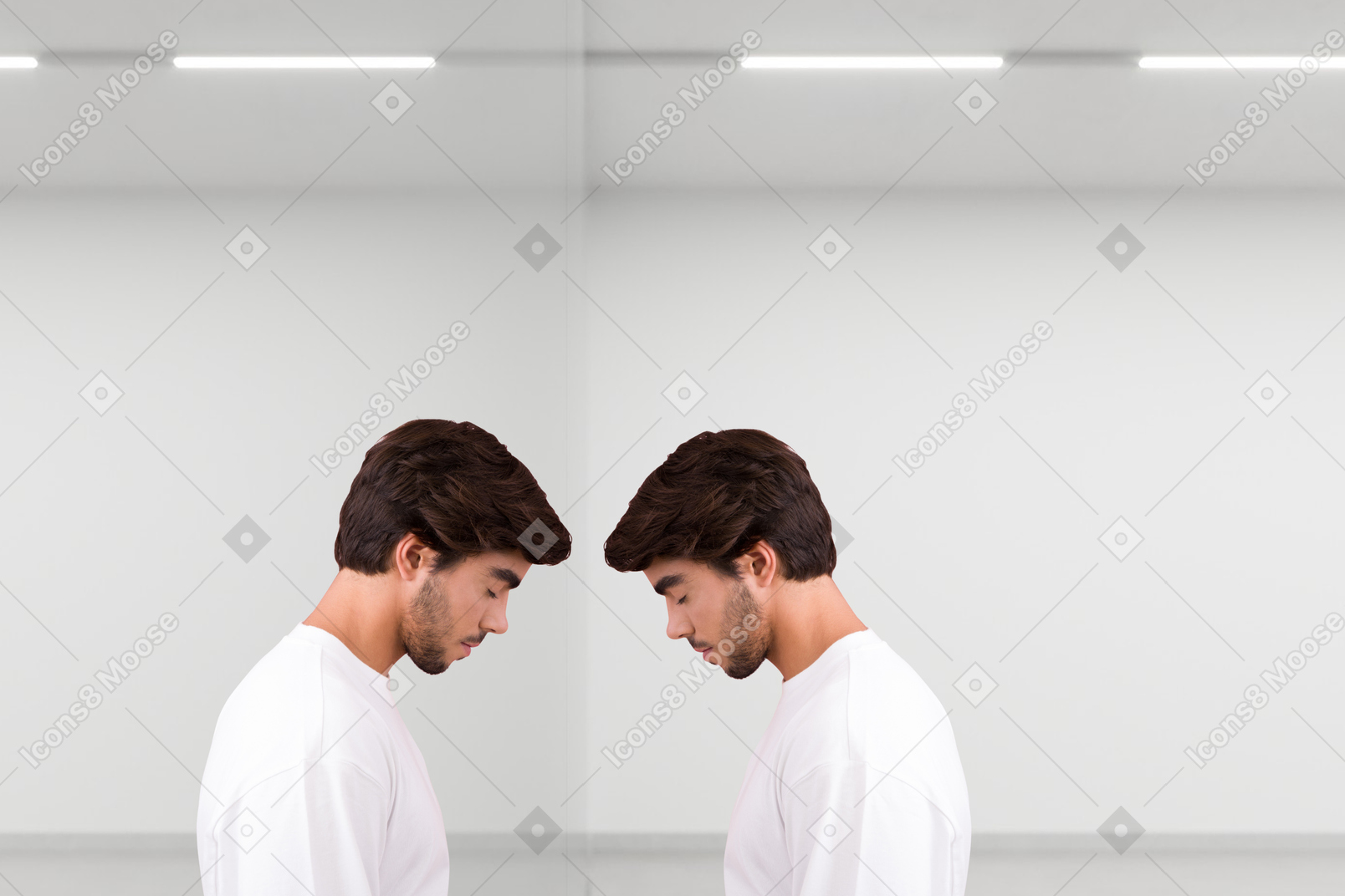Junger mann, der nahe dem spiegel steht