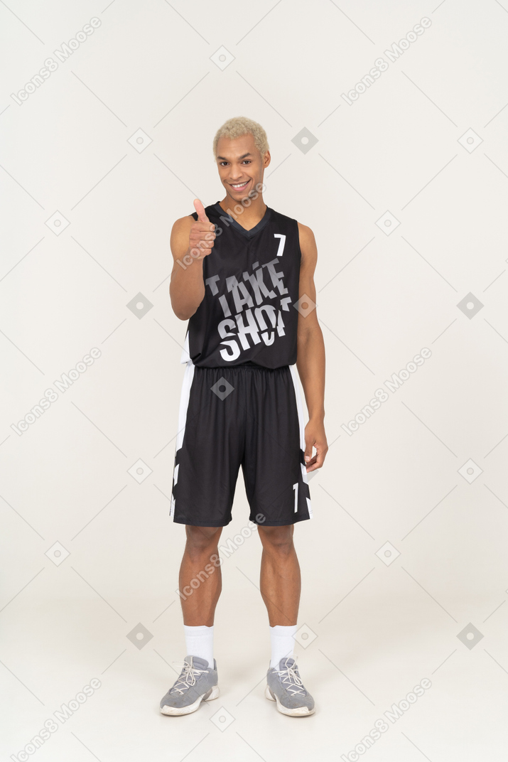 엄지손가락을 보여주는 젊은 남자 농구 선수의 전면 보기