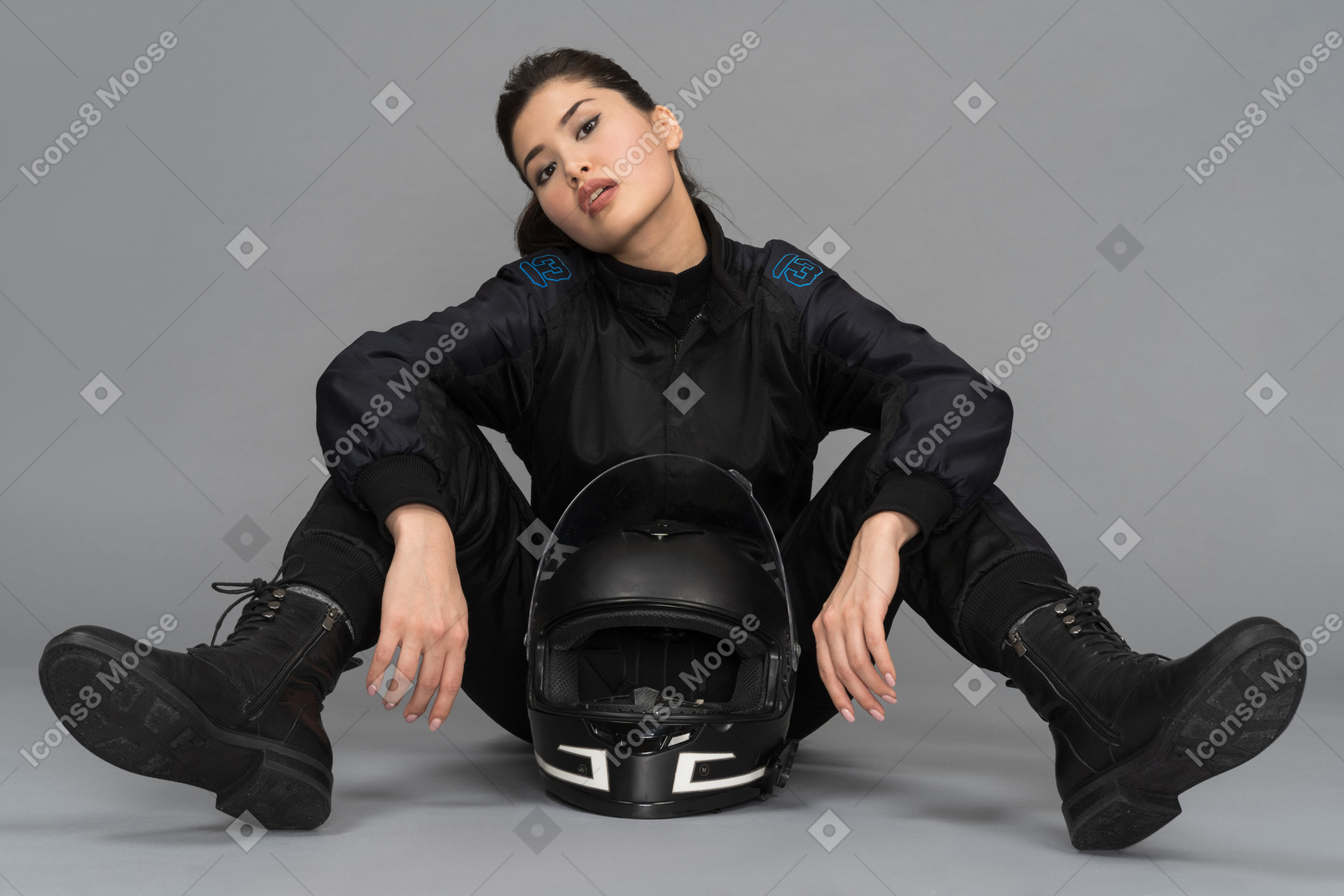 그녀의 다리 사이에 헬멧과 함께 앉아 자신감이 젊은 여자