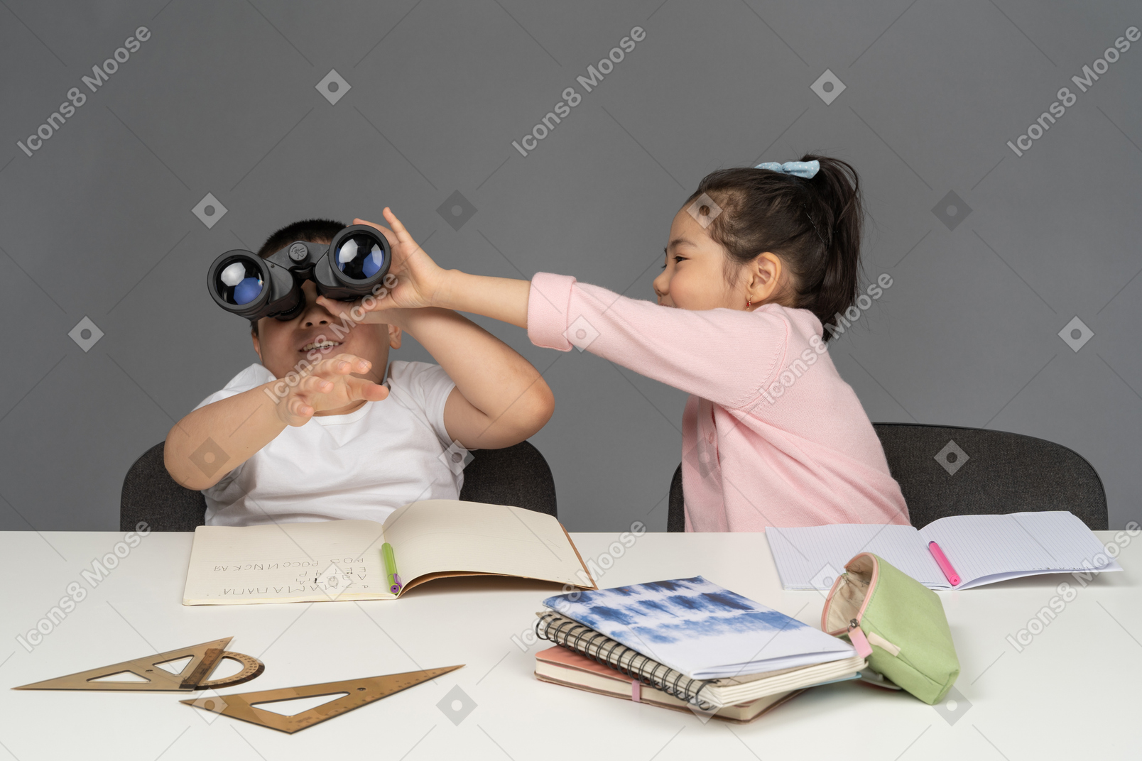 从她哥哥那里拿双筒望远镜的小女孩