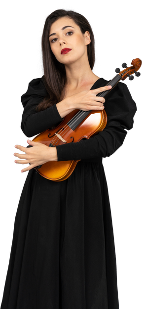 Вид спереди молодой леди в черном платье, держащей скрипку