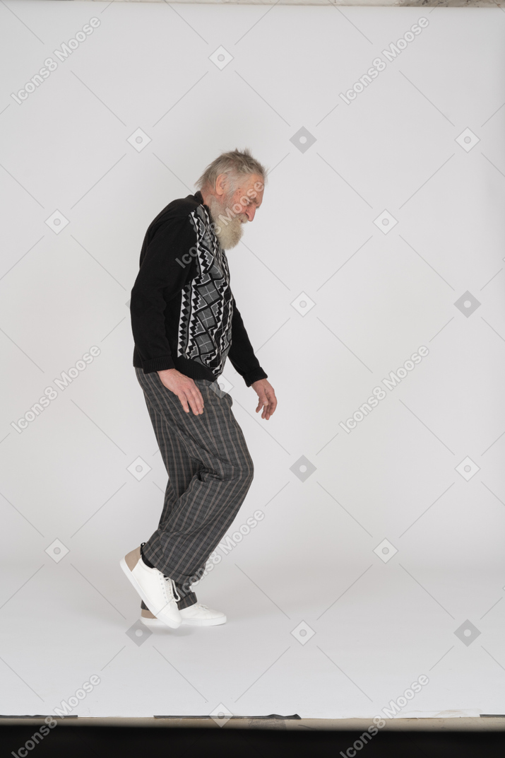 Alter mann beim moonwalking