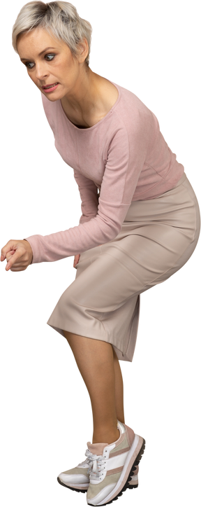 Vista frontal de una mujer en ropa casual haciendo un gesto de advertencia