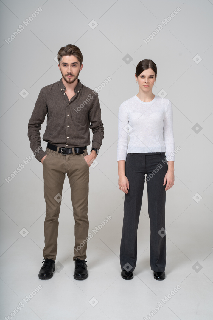 事務服を着た不審な若いカップルの正面図