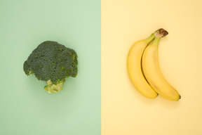 Brokkoli und banane über kontrast backgound