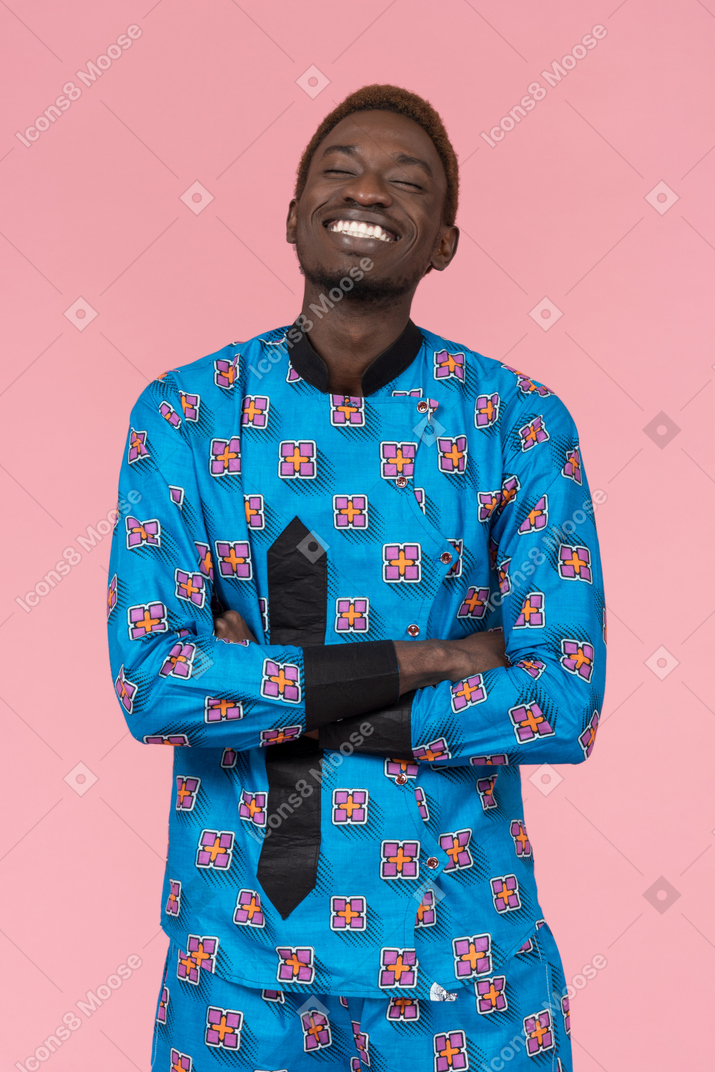 Homem negro de pijama azul sorrindo