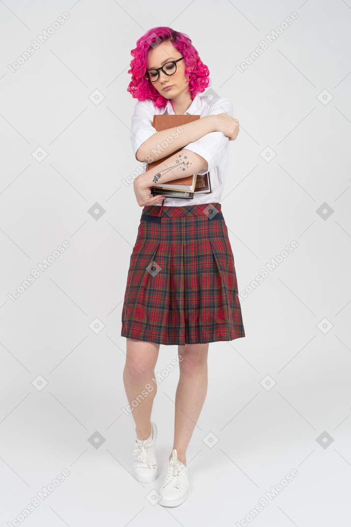 Retrato de corpo inteiro de uma estudante de cabelo rosa