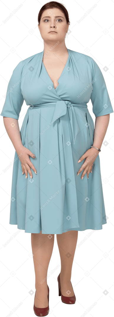 Vista frontale di una donna in abito blu