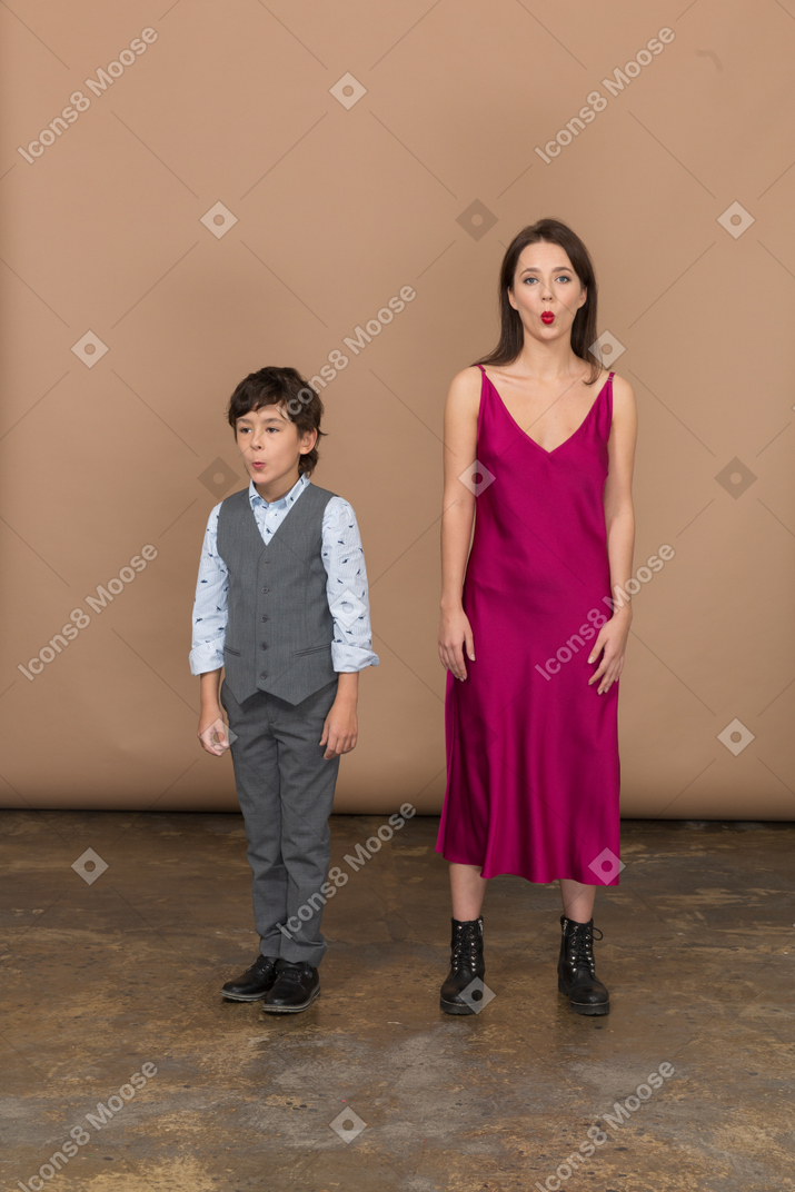 Vista frontal de un niño y una mujer
