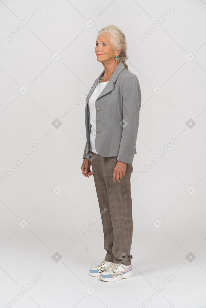 一位身穿灰色夹克的老太太的侧视图