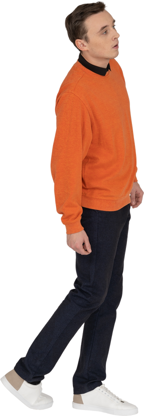 橙色运动衫走的年轻人