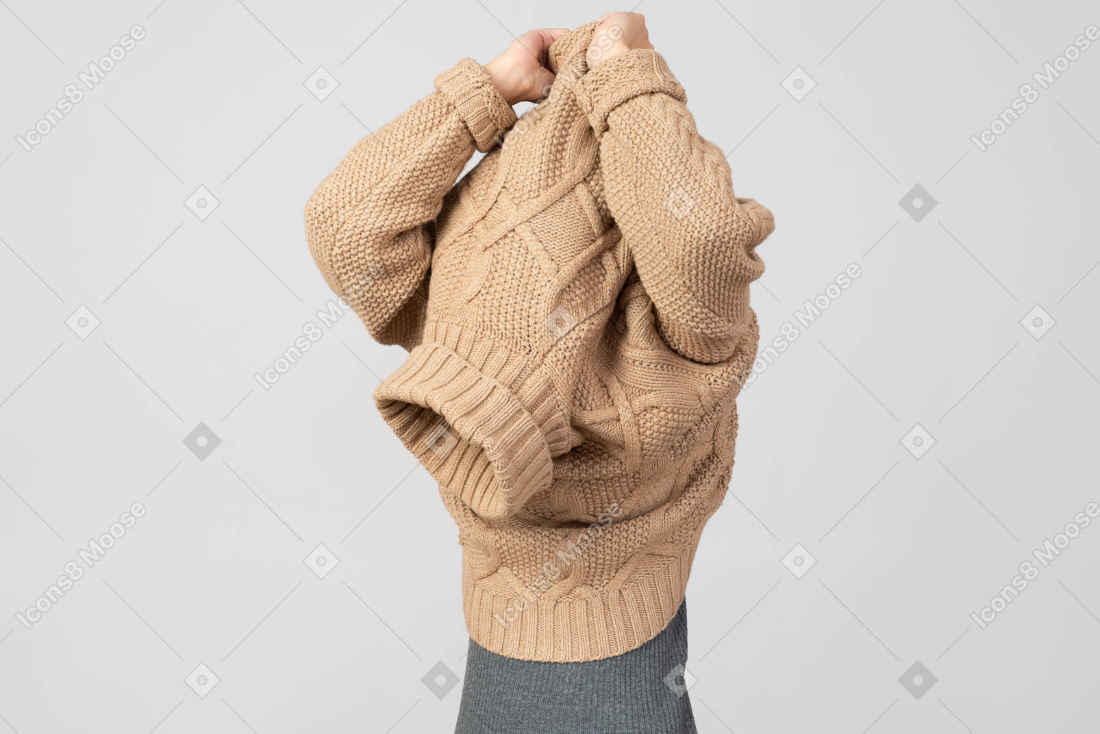 Прячется от мира в большом свитере