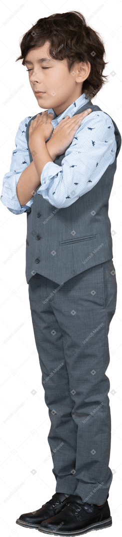 Seitenansicht eines jungen im grauen anzug, der mit den händen auf den schultern steht