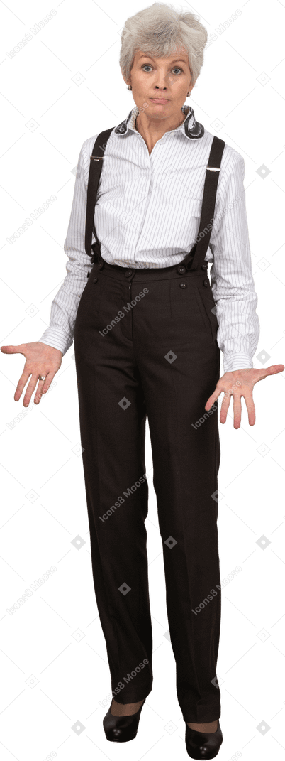 Vista frontal de uma senhora idosa questionadora gesticulando com roupas de escritório