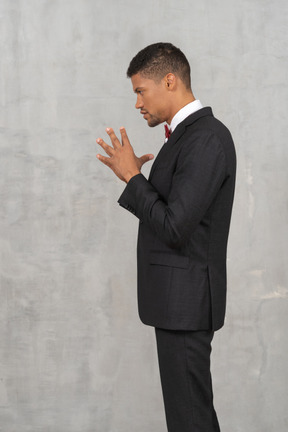 Mann im schwarzen anzug stehend
