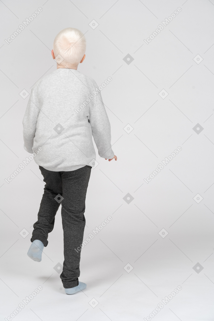 Vista traseira de um menino correndo