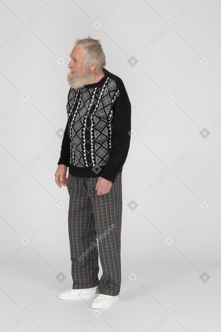 Uomo anziano in piedi con le braccia lungo i fianchi