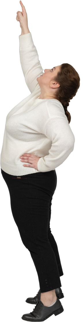 一个穿着休闲服的胖女人朝上的侧视图