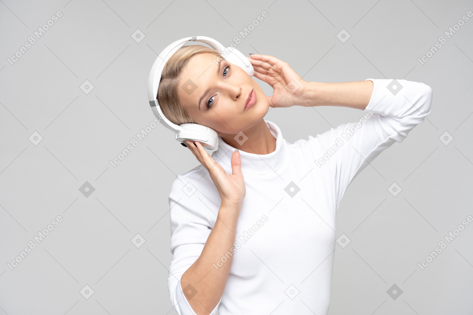 Фото Молодая красивая женщина слушает музыку в наушниках