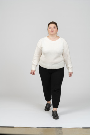 一个穿着休闲服的胖女人看着相机的前视图