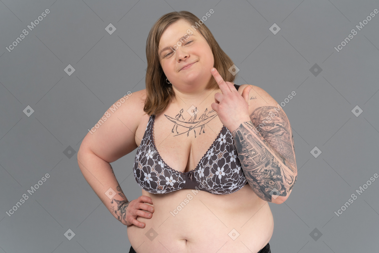 Mulher gorda mostrando gesto internacional