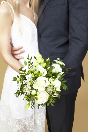 私たちの結婚を祝うために白い花の花束