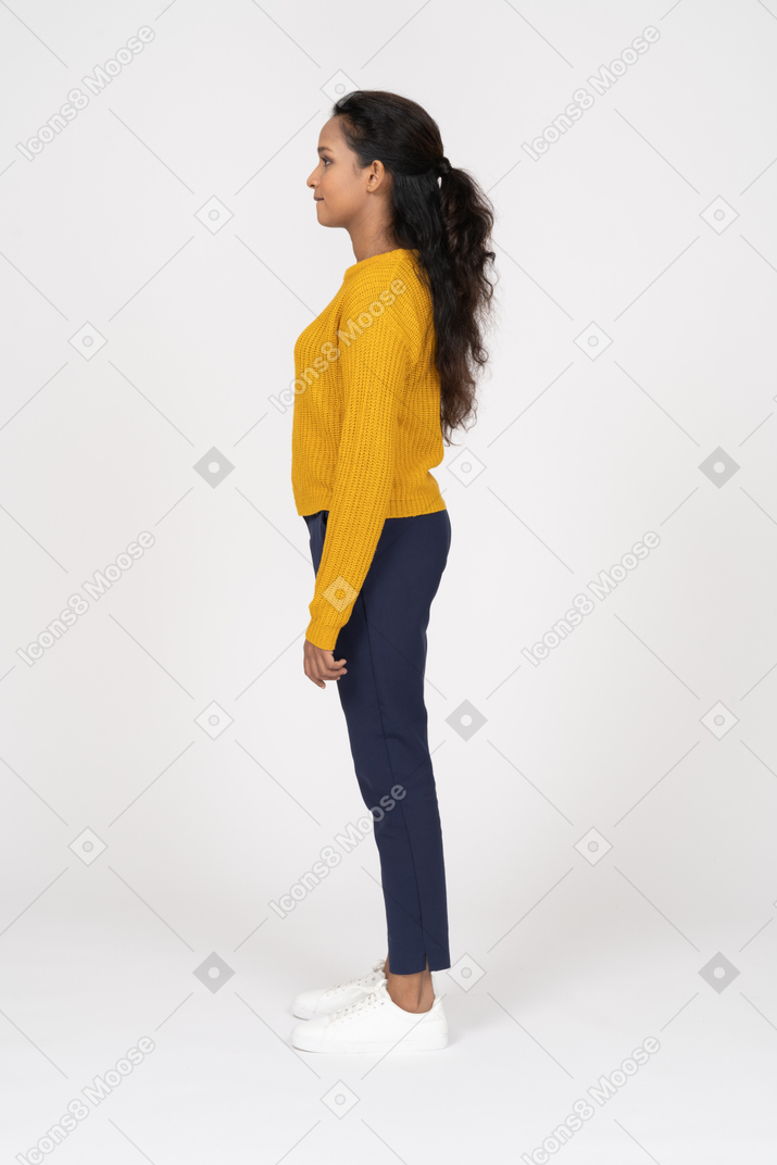 Garota com roupas casuais em pé de perfil