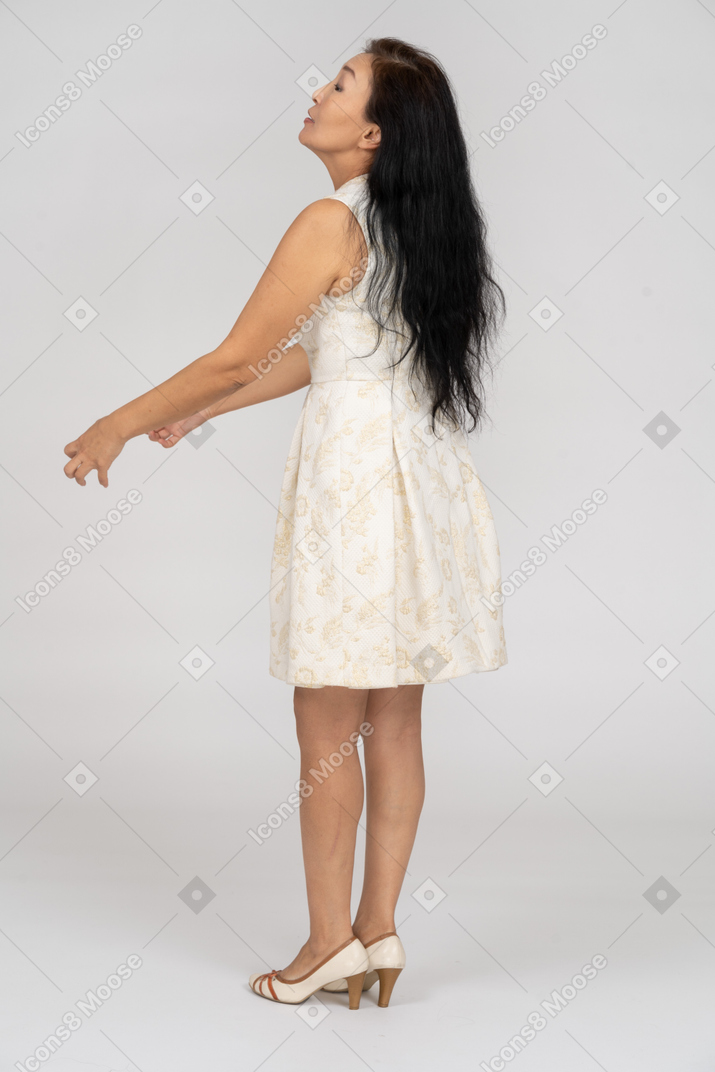 穿着白色连衣裙的女人站着