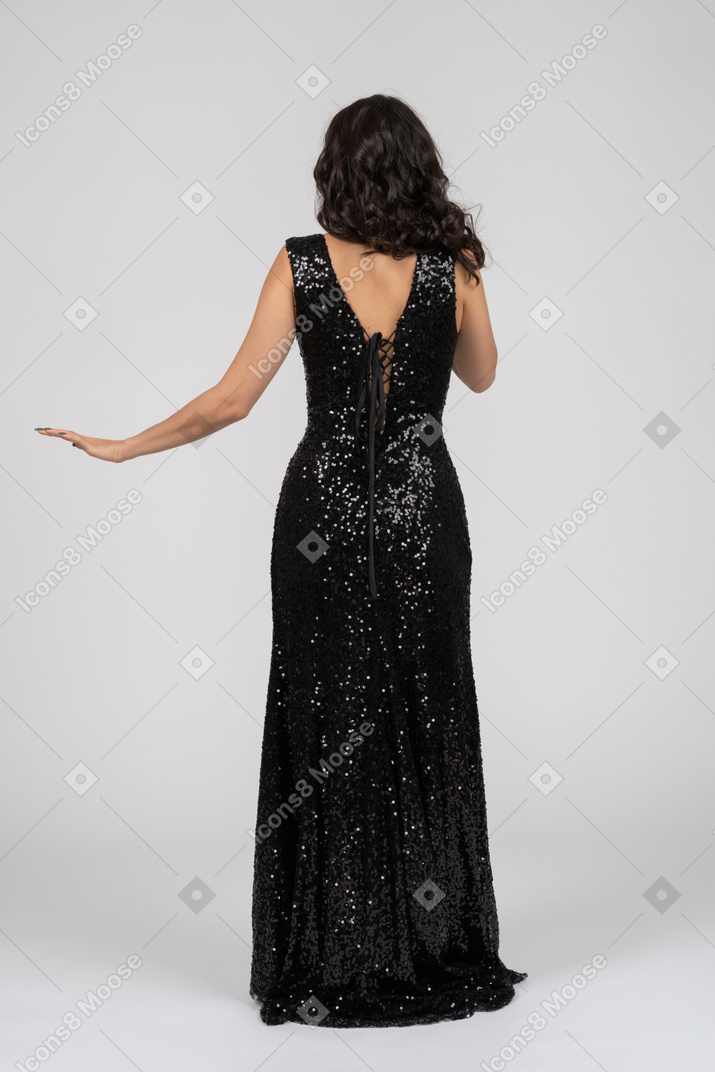 黒のイブニングドレスの女性