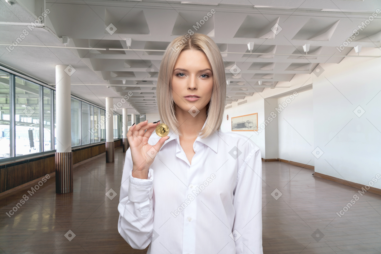 Bella mujer con bitcoin en la mano