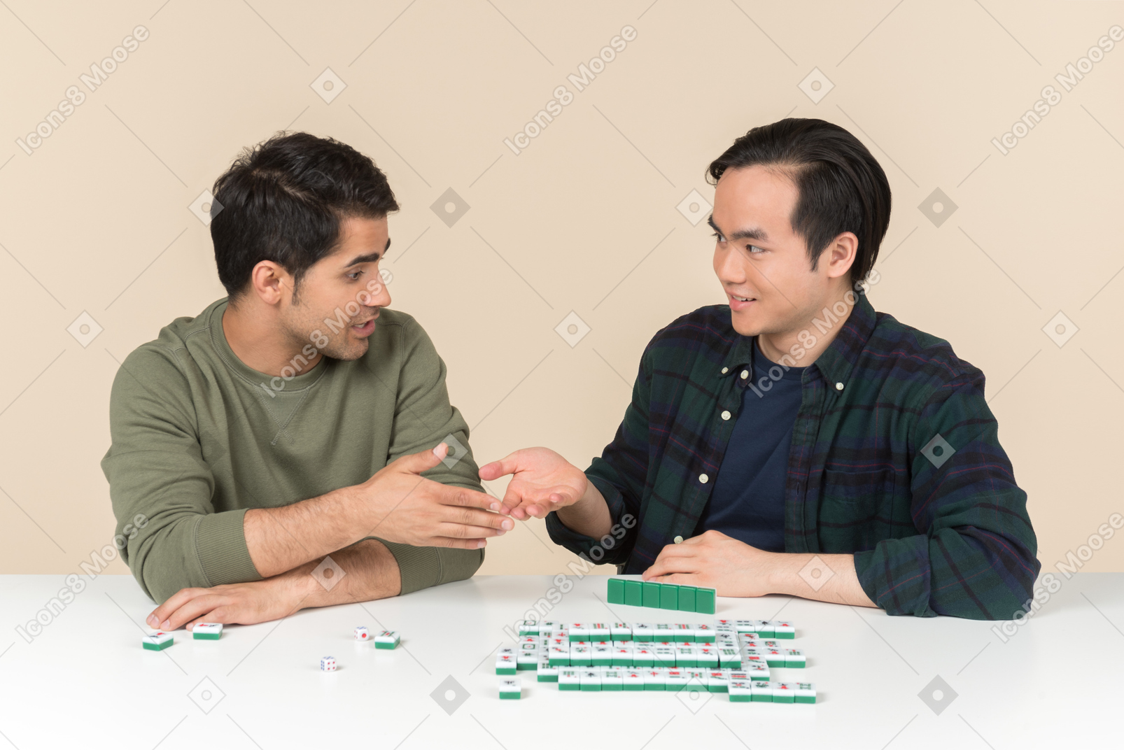 Interracial freunde sitzen am tisch und spielen scramble