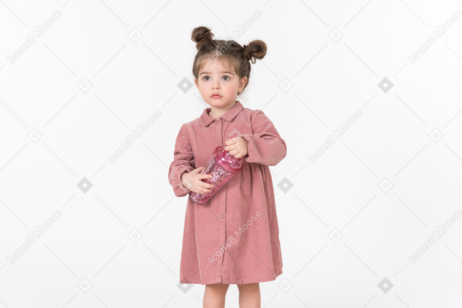 Niña niño sosteniendo vaso de plástico rosa
