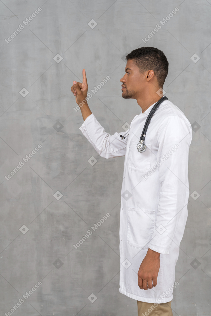 그의 손가락을 흔들면서 반대하는 남성 의사