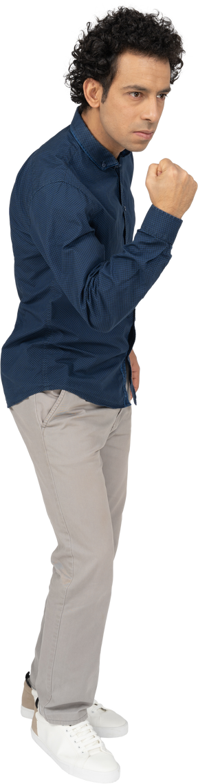 Vista lateral de um homem com roupas casuais mostrando o punho