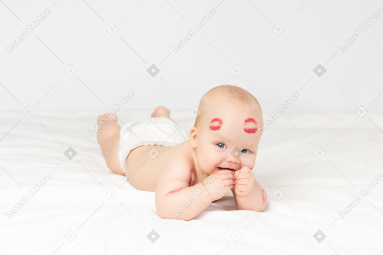 Bambina sorridente con baci di rossetto rosso