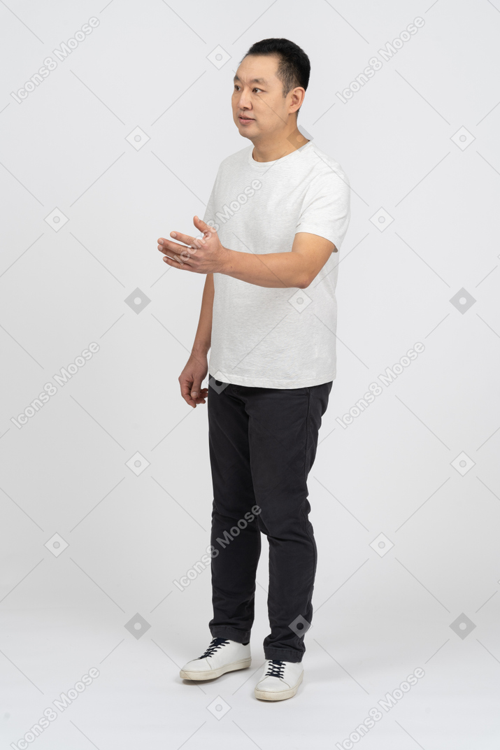 Hombre con ropa informal de pie con el brazo extendido