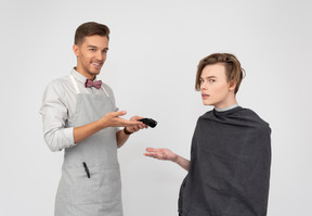 Un joven barbero y su cliente