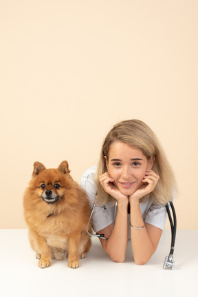 Atractivo veterinario y un spitz rojo.