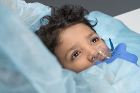 Doctor, poniendo, máscara de oxígeno, en, niño