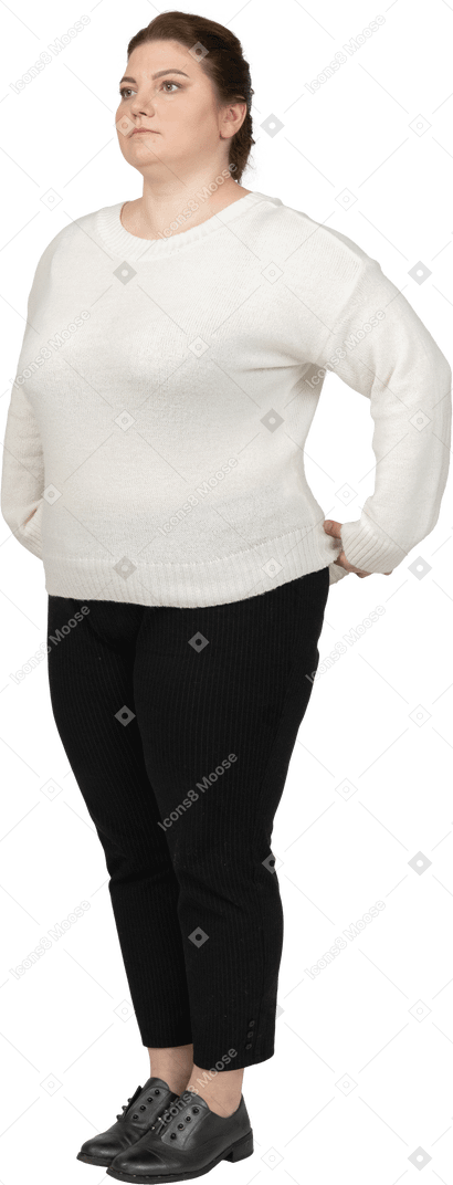 Vista laterale di una donna di taglie forti in abiti casual