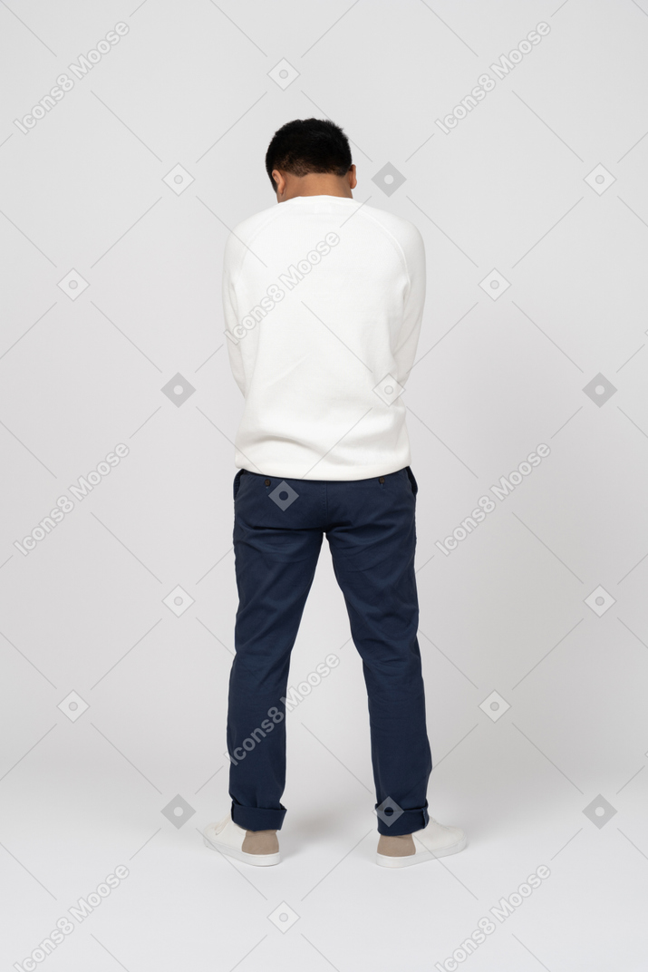 Homme en tenue décontractée debout