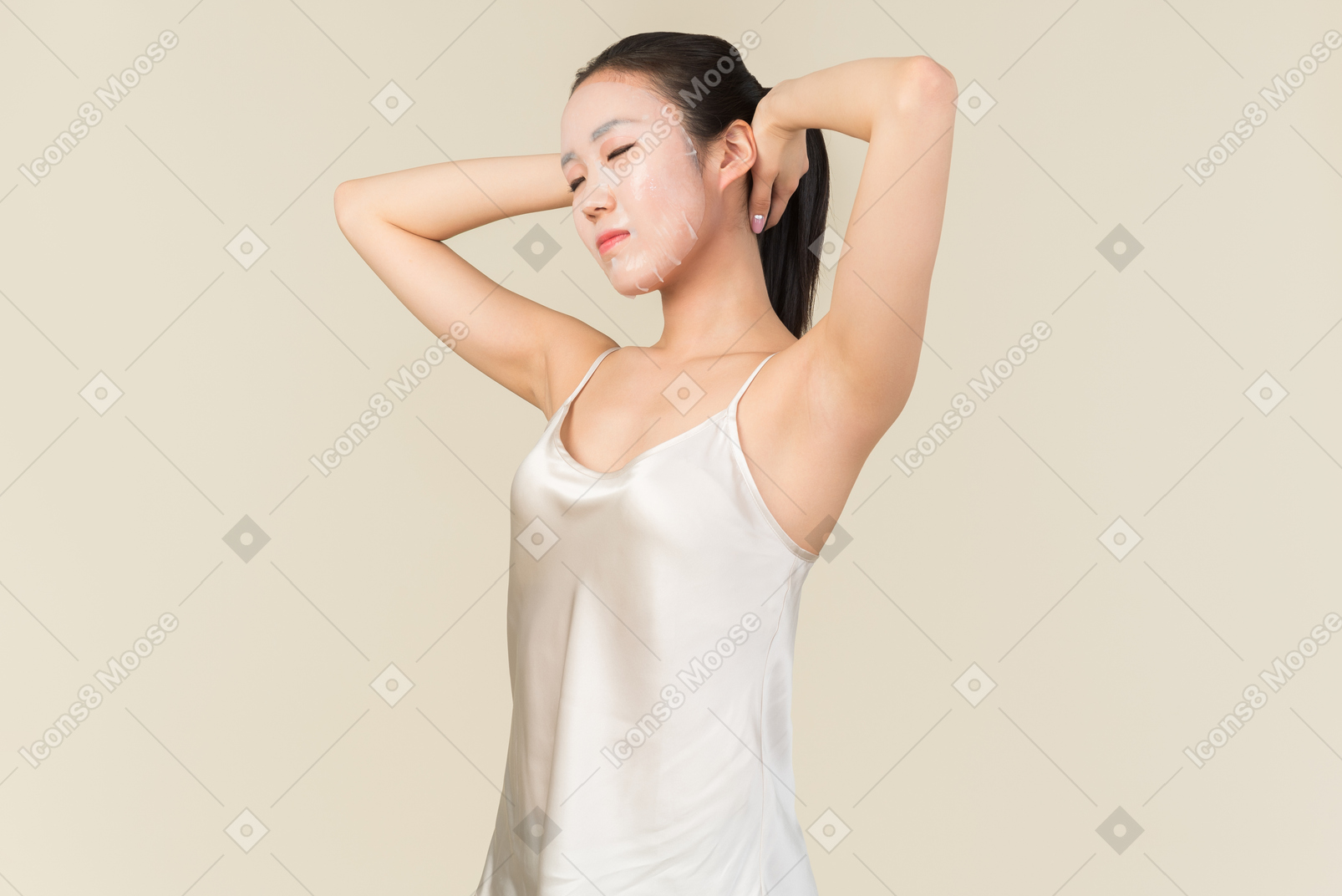Joven mujer asiática estirando los brazos detrás de la espalda con los ojos cerrados