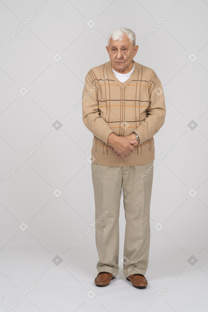 一位穿着休闲服的老人看着相机的正面图