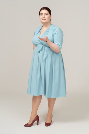 Vista frontale di una donna impressionata in abito blu